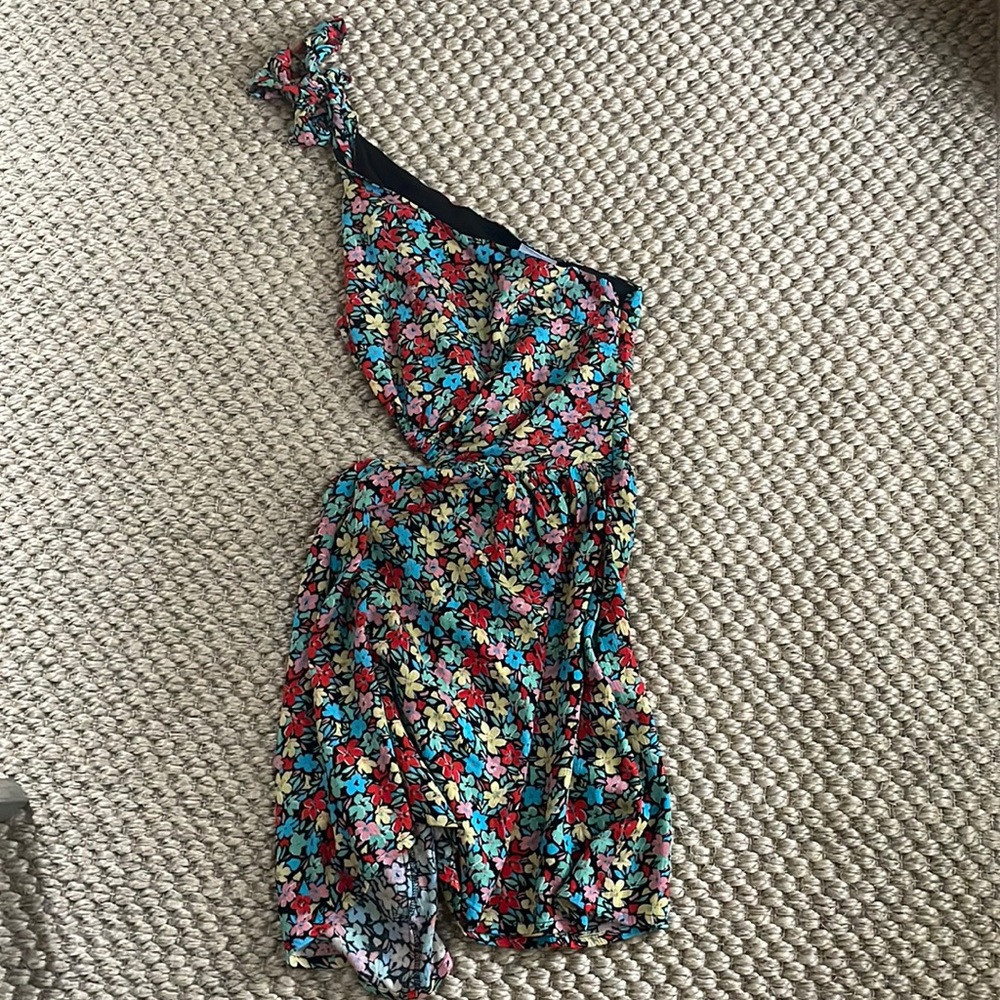 Floral dress with cut out in the side. Zipper also in the side. Size S